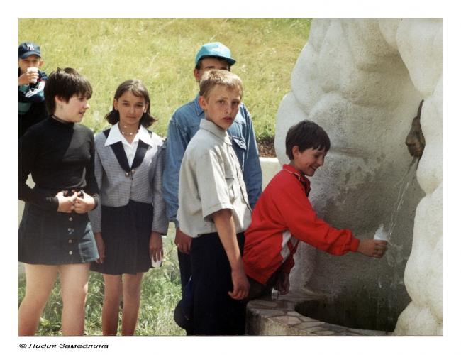 1.4. У Злобовского родника школьники Сосновки в 2000 году